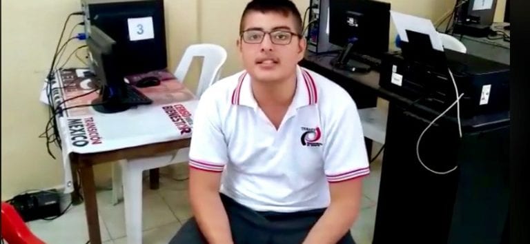 Invierte su beca para limpiar calles de Veracruz