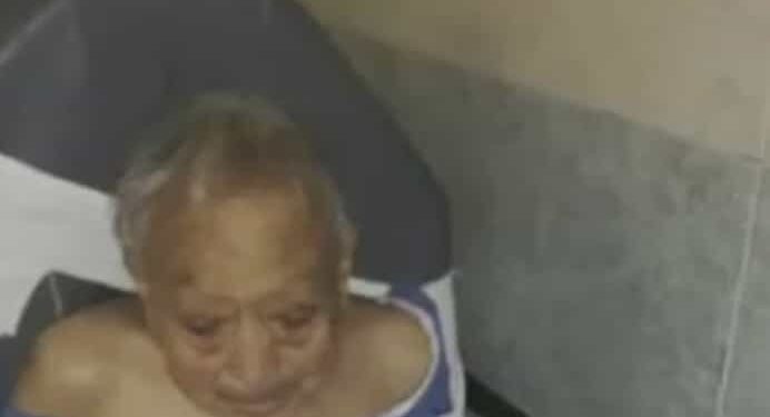 Ancianita indigente fue a donar al Teletón y policía la avienta; se fracturó la cadera