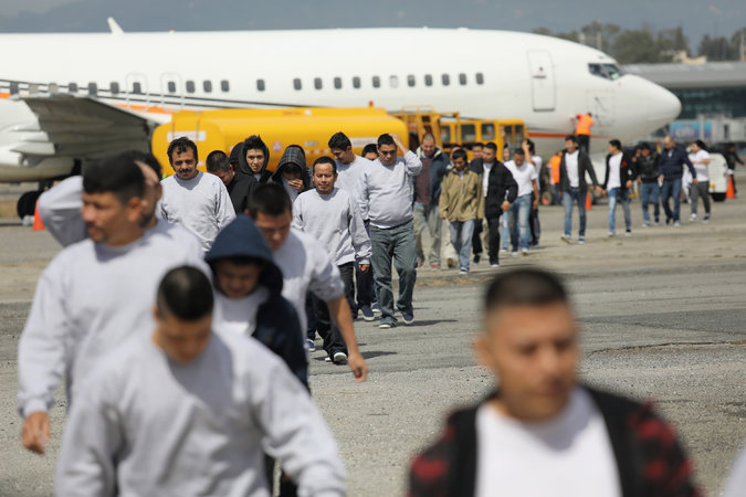 Reactivan vuelos para deportación de mexicanos en Estados Unidos