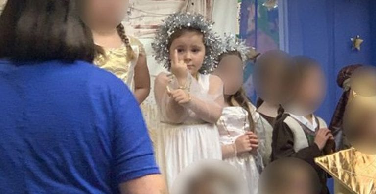 Niña de preescolar hace la ‘Britney señal’ durante toda la pastorela escolar