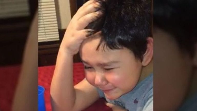 Video: Niño rompe en llanto al tomar la última pastilla de quimioterapia