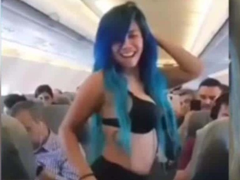 La exótica Luna Bella ‘perrea’ en topless durante vuelo a CDMX y se hace viral