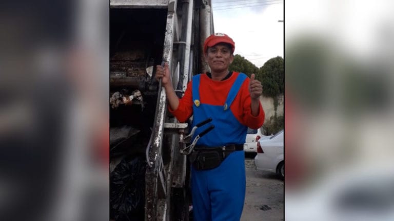 ¡Mario Bros no es plomero! Recoge la basura en Cancún