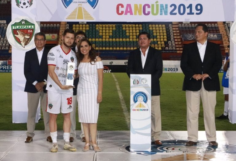 Entrega Mara  Lezama “Trofeo del Torneo Internacional Premier”