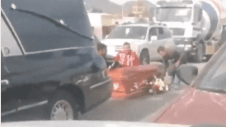 VIDEO: ¡Ataúd cae con todo y ‘muertito’ de una carroza en plena avenida!