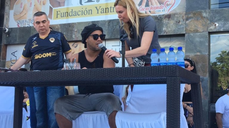 Aficionados se deleitan con Ronaldinho en su firma autógrafos en Cancún
