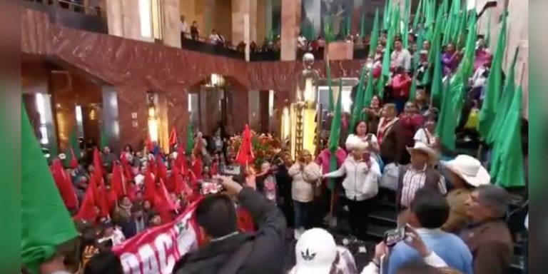 Campesinos irrumpen en Bellas Artes para quemar pintura de Emiliano Zapata