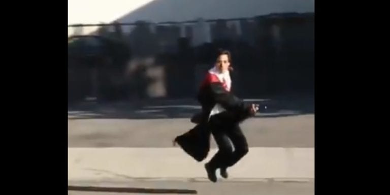 Captan a “mago” de Hogwarts volando en plena calle