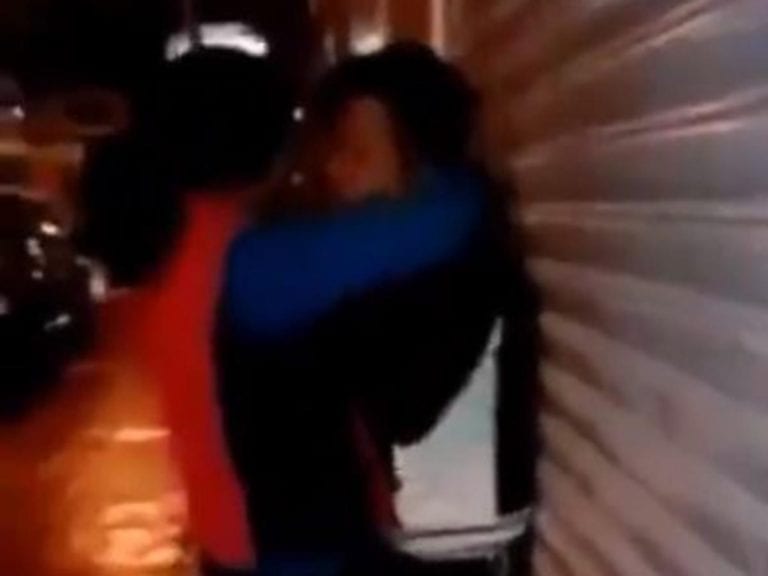 Graban a mujer besando ‘salvajemente’ a su novio