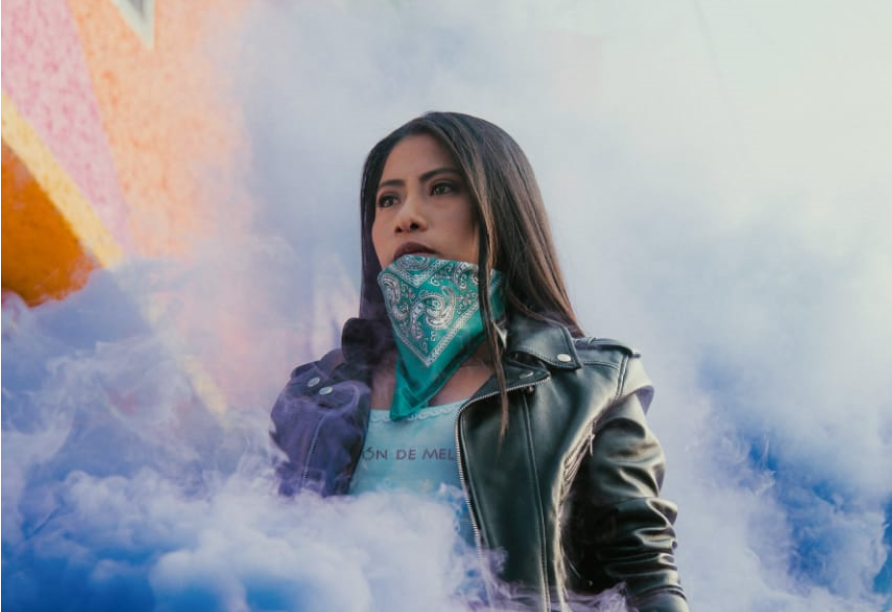 Yalitza Aparicio protesta en un video feminista de Mon Laferte y Guaynaa