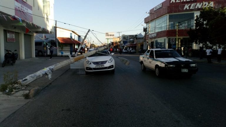 Tráiler derriba postes y daña autos en av. Portillo, Cancún