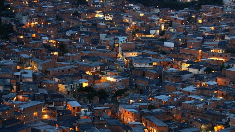 Persecución policiaca en favela provoca estampida y deja varios muertos