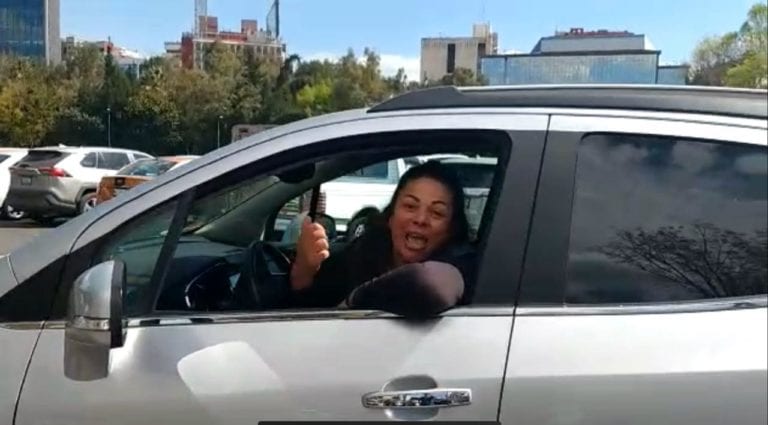 (Video) LadyHijaDeGeneral; mujer pretendía entrar al hospital militar sin hacer fila