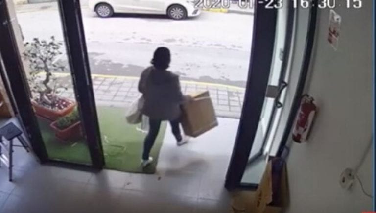 Video: Mujer se roba 40 vibradores para repartirlos entre sus vecinas