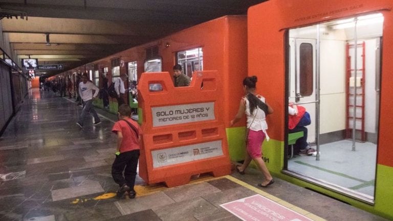 Sujeto armado sube a vagón exclusivo de mujeres y amenaza con matarlas