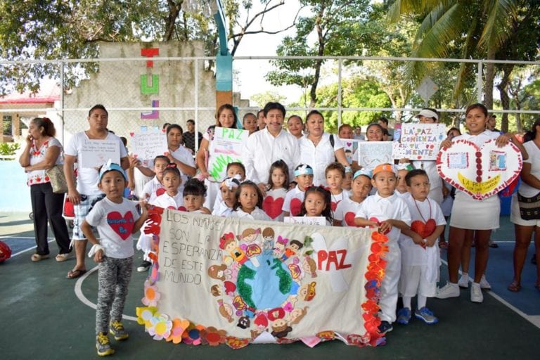 Víctor Mas realiza marcha para celebrar el “Día Mundial contra la Violencia Escolar” en Tulum