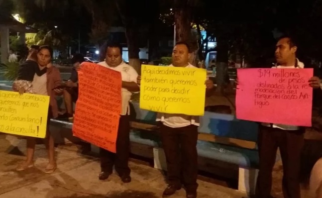 Regidora intenta politizar con taxistas obras en Puerto Morelos