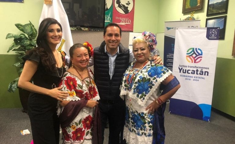 Se reúne Vila con yucatecos en EU y les entrega los obsequios de sus familias