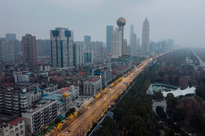 VIDEO: Así se vive la cuarentena en Wuhan, la gente grita para darse fuerza