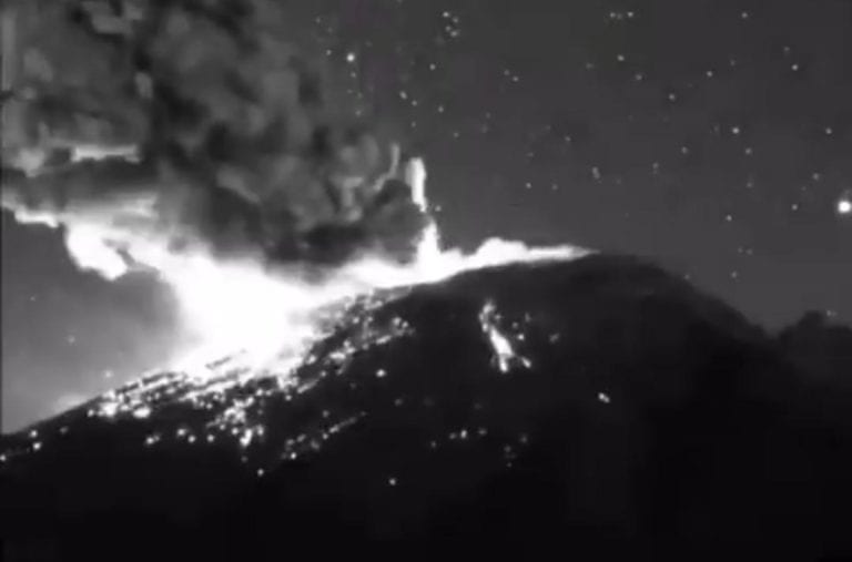 Video: Registra actividad el Popocatépetl; se ve supuesto OVNI durante explosión