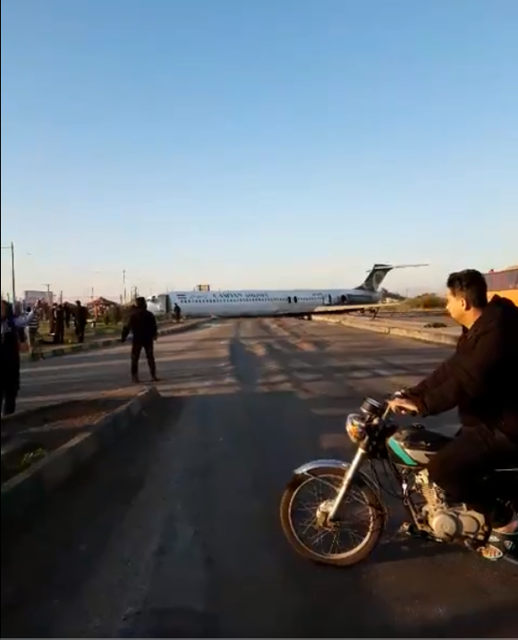 VIDEO: Avión de pasajeros hace aterrizaje de emergencia en las calles de Irán