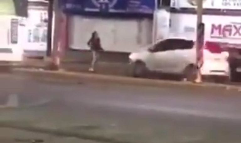 Video: Mujer roba arma en Aguascalientes y comienza a disparar contra la gente