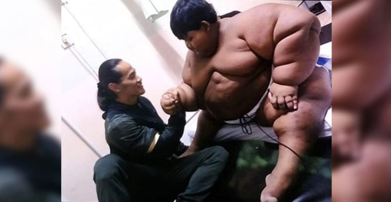 Niño cumple su sueño de ser jugador tras perder 100 kilos de peso