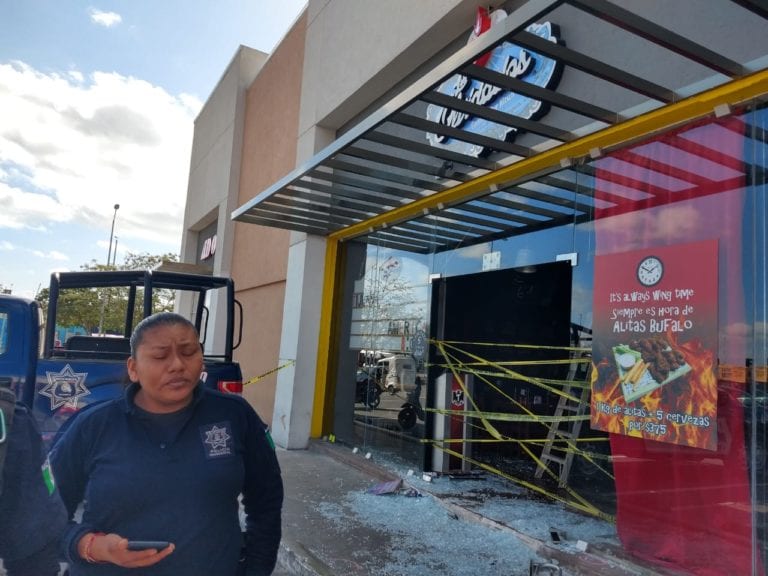 Ejecutan a dos meseros en bar Los Olvidados, en plaza comercial de Villas del Sol