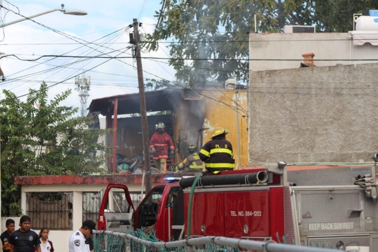 Se quema casa en Cancún y genera caos vial por de av. Coba