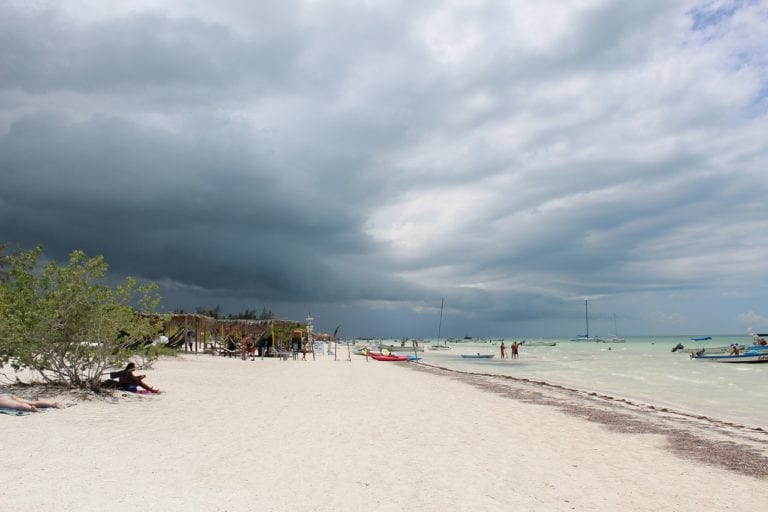 Pronostican lluvias dispersas en las costas de Quintana Roo
