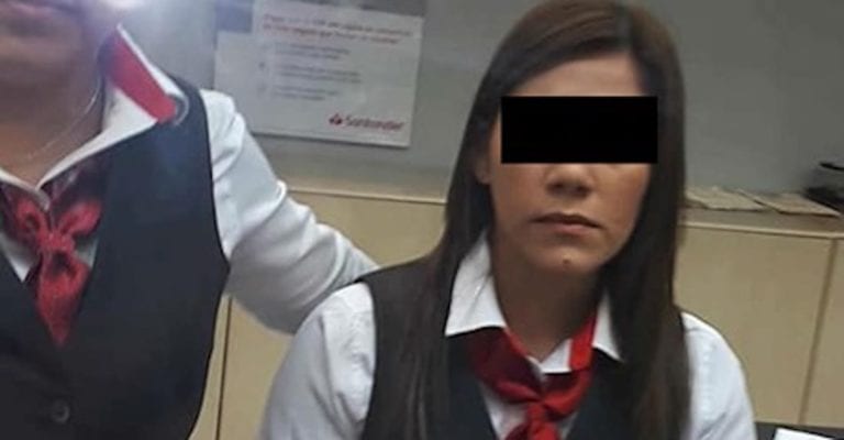 Cajera de Santander denuncia a cliente que la grabó y acusó de cómplice de robo