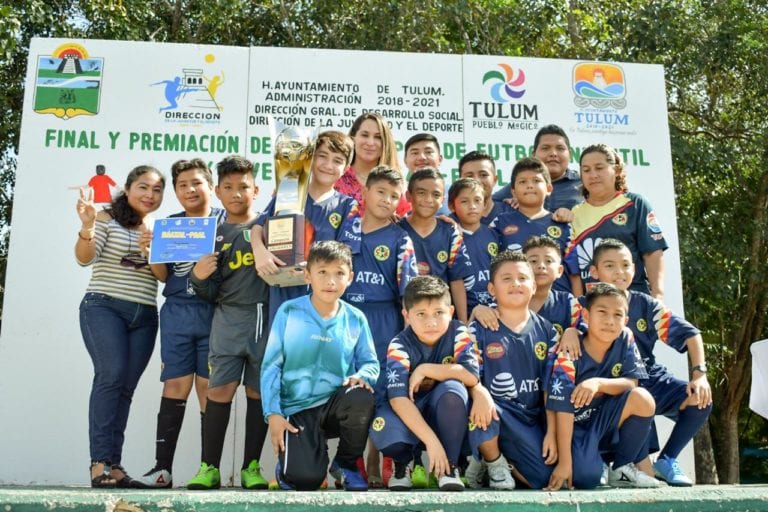 Premian equipos vencedores del torneo de soccer Baaxal Paal en Tulum