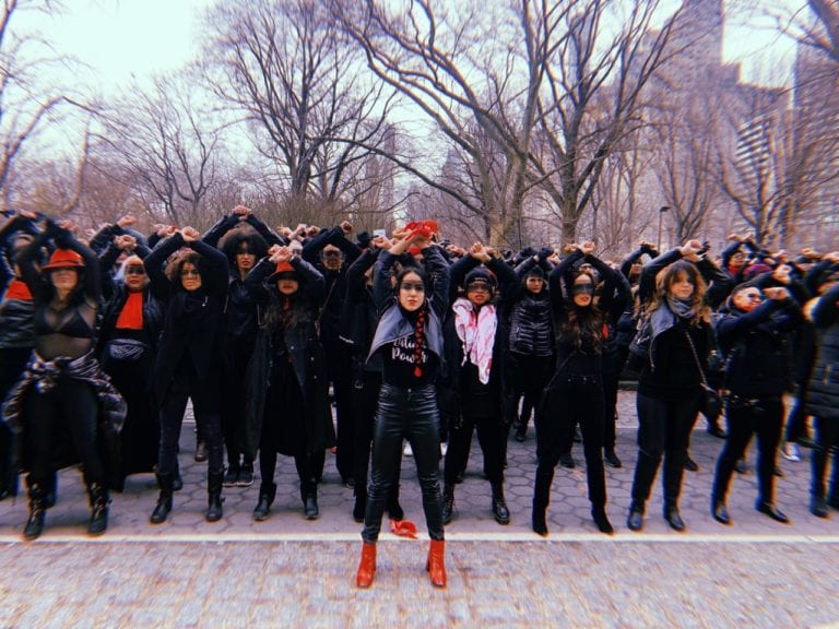 Video: Mujeres le cantan “Un violador en tu camino” a Harvey Weinstein