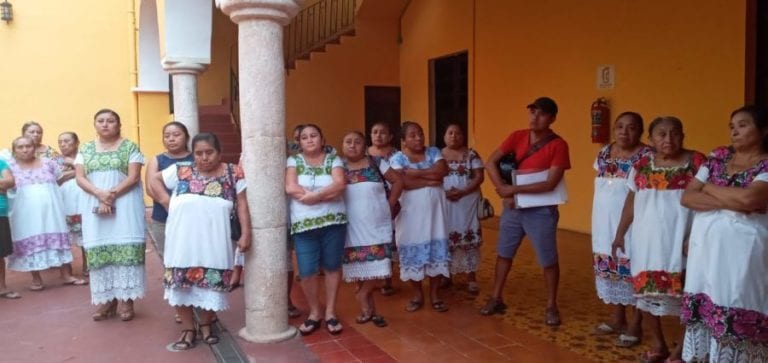 Mujeres echan a Xcaret de su mercado artesanal en Yucatán