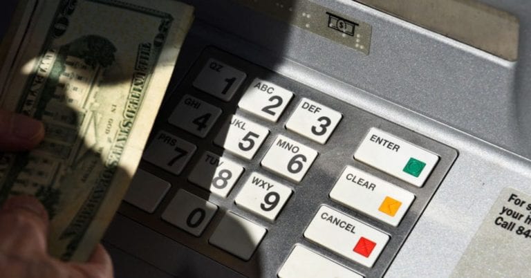 Banco le cancela sus cuentas a mujer por quejarse del mal servicio en Twitter 