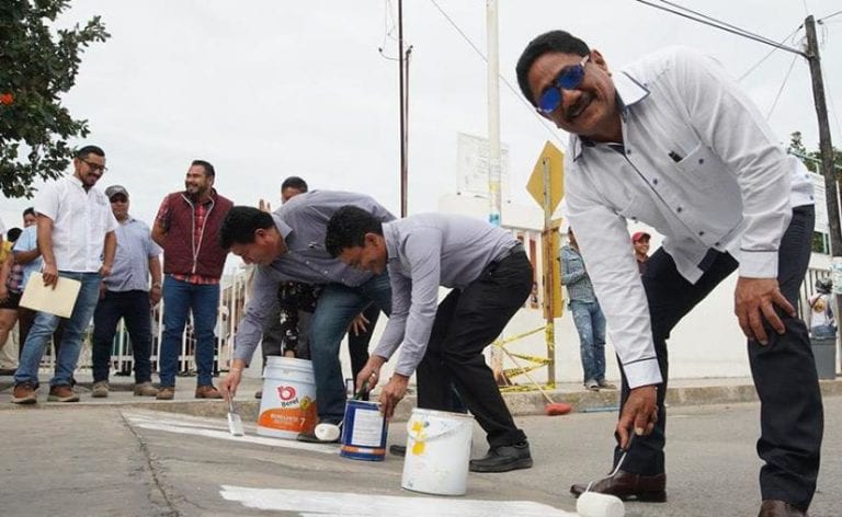 (Video) Otoniel Segovia pinta las franjas del pavimento de Chetumal… ¡pero al revés!