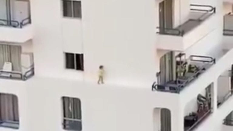 Video: Niña de 4 años camina por la cornisa del cuarto piso de un edificio