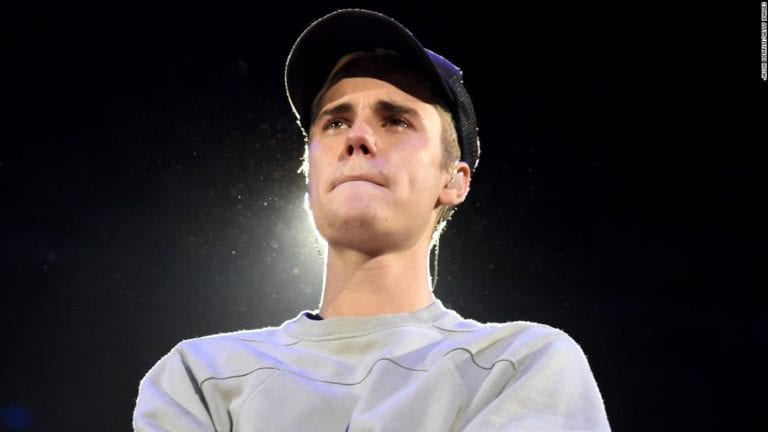 Justin Bieber se dice enfermo; sus fans le apoyan, otros no le creen