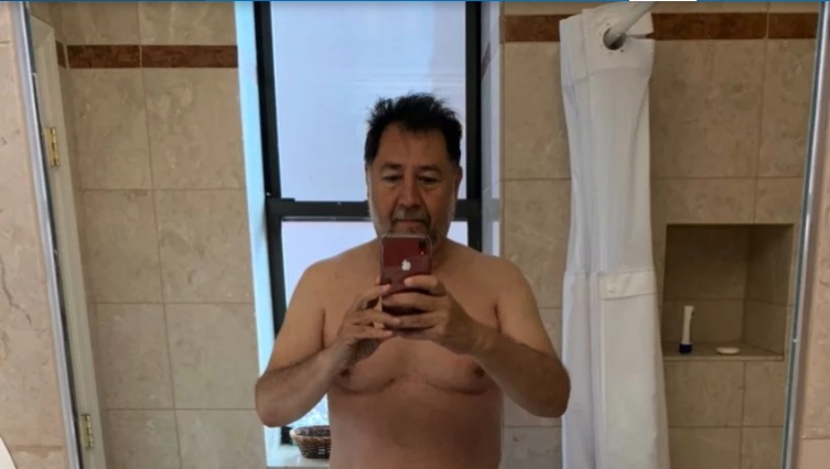 De diputado a “influencer”; Noroña comparte foto desde el baño de su hotel