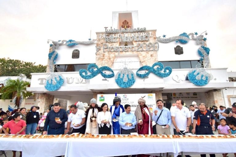 Festeja Víctor Mas a los niños de Tulum por el “Día de Reyes”