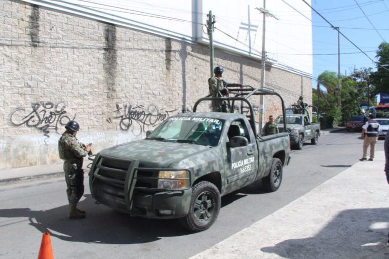 ¡Como desfile! Docena de corporaciones patrullan calles de Cancún