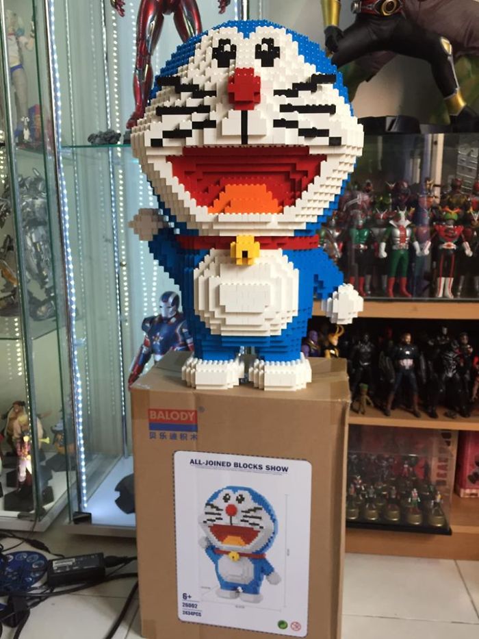 Gato estalla en celos y destruye la figura de Doraemon hecha con legos