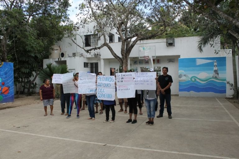 Padres se manifiestan por cierre de centro comunitario en Puerto Aventuras