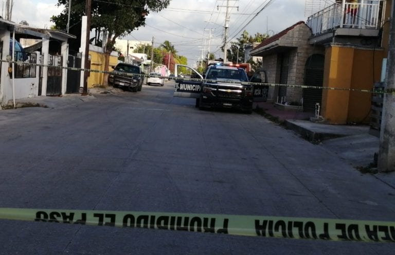 Balean a niño en el patio de su casa, en Cancún