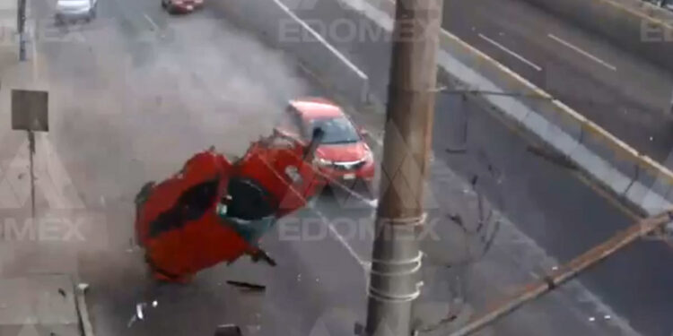 (Video) Auto sale “volando” por lateral de Periférico en el EdoMex