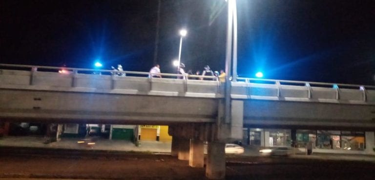 Intentó aventarse del puente de Playa del Carmen