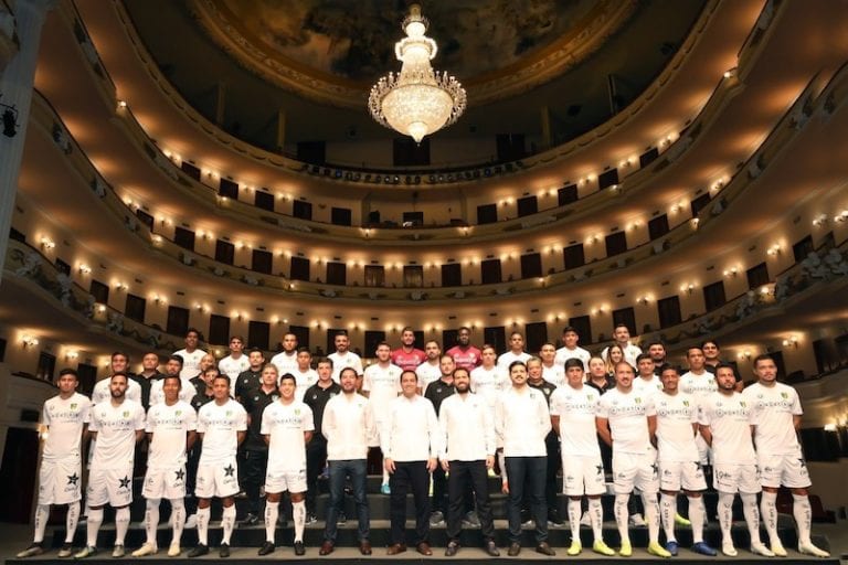 Mauricio Vila se toma la foto oficial con los “Venados” de Yucatán