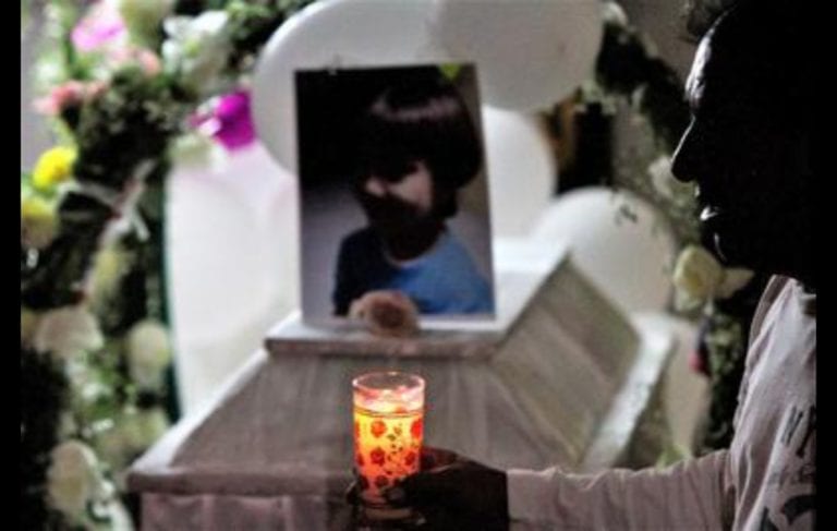 Cientos dan último adiós a Fátima en Tulyehualco; exigen justicia