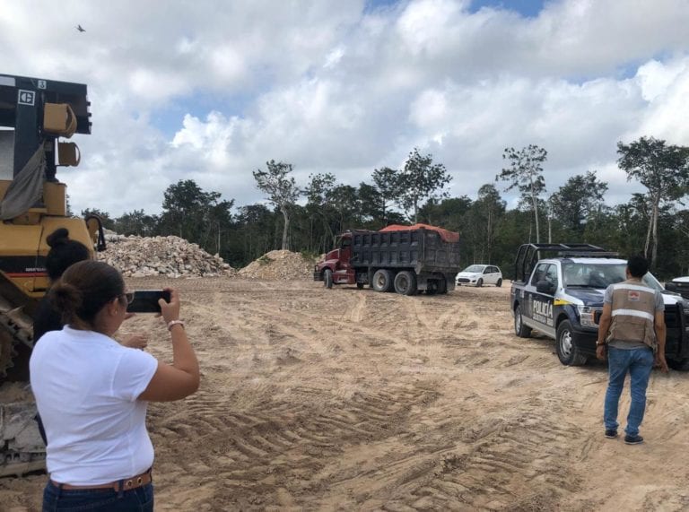 Detienen a dos sujetos por relleno ilegal de cenotes en Cancún