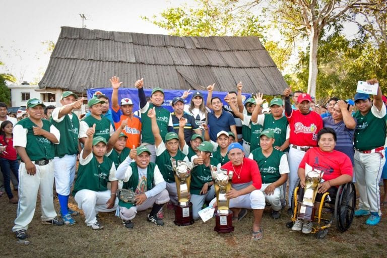 Premian a campeones de la Liga de Béisbol “Más Pu’uch Wóolis” de la Zona Maya